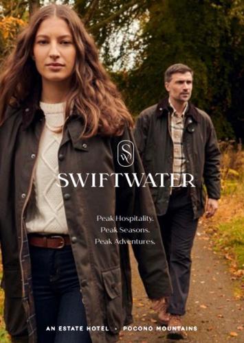 une affiche de film d'un homme et d'une femme se promenant sur un chemin dans l'établissement The Swiftwater, à Swiftwater