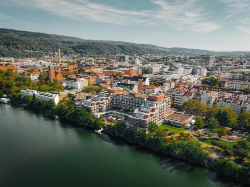uma vista aérea de uma cidade ao lado de um rio em Heidelberg Marriott Hotel em Heidelberg