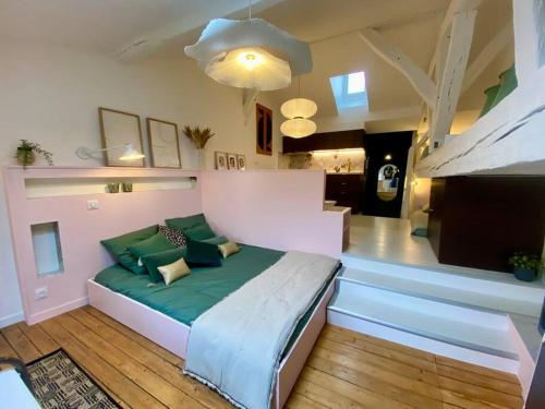 ein Wohnzimmer mit einem Bett in einem Zimmer in der Unterkunft Charmant cocon sous les toits de Bordeaux in Bordeaux