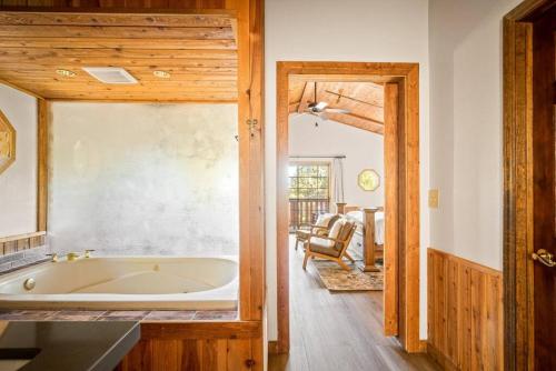 uma casa de banho com banheira num quarto em Ski Slope Haven em Big Bear Lake