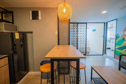 uma cozinha com uma mesa e algumas cadeiras num quarto em Laguito Houstel Loft Medium em Cartagena das Índias