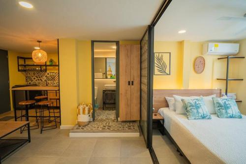uma sala de estar com uma cama e uma sala de jantar em Laguito Houstel Loft Medium em Cartagena das Índias