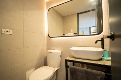 uma casa de banho com um WC branco e um lavatório. em Laguito Houstel Loft Medium em Cartagena das Índias