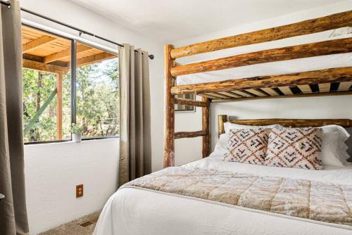 ein Schlafzimmer mit einem Bett und einem großen Fenster in der Unterkunft Moonridge Memories in Big Bear Lake