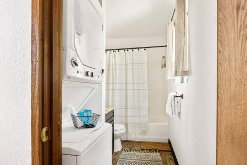 ein weißes Bad mit einem WC und einer Dusche in der Unterkunft Moonridge Memories in Big Bear Lake