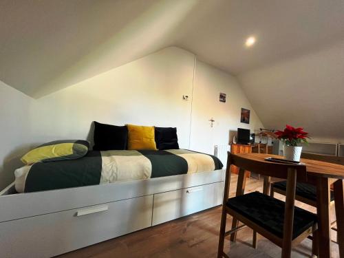 - une chambre avec un lit, un bureau et une table sidx sidx dans l'établissement Lomener - La Goelette - studios à 450m de la plage, à Ploemeur