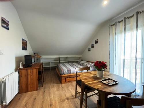 - une chambre avec un lit et une table avec un bureau dans l'établissement Lomener - La Goelette - studios à 450m de la plage, à Ploemeur