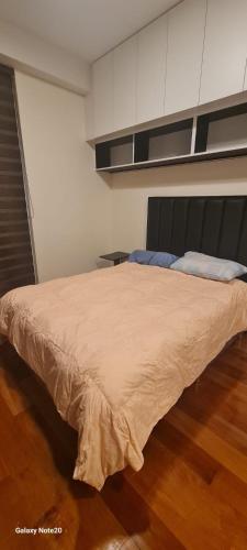 um quarto com uma cama grande num quarto em departamento de 2 dormitorios em La Paz