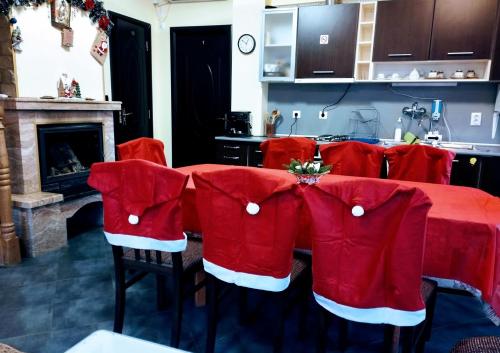 uma cozinha com uma mesa com chapéus de Pai Natal em Къща за гости Българи em Triavna