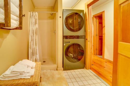 a laundry room with a washer and dryer at Three Bears Cabin btwn Mt Snow and Stratton Mtn! in Wardsboro