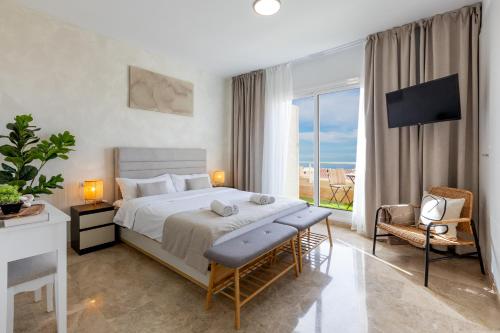 ein Schlafzimmer mit einem großen Bett und einem großen Fenster in der Unterkunft Sunshine Luxury Vacation House in Puerto de Santiago
