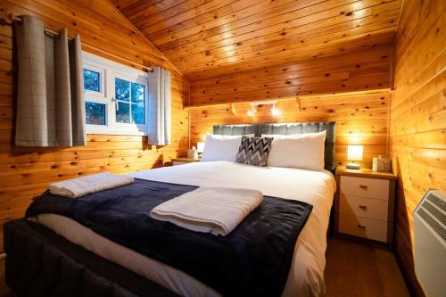 Ένα ή περισσότερα κρεβάτια σε δωμάτιο στο Rural Log Cabin in Snowdonia near Coed y Brenin by Seren Short Stays