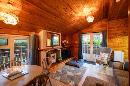 Χώρος καθιστικού στο Rural Log Cabin in Snowdonia near Coed y Brenin by Seren Short Stays