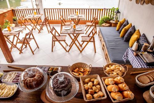 une table recouverte de beaucoup de différents types de pain dans l'établissement Samburá Paraty, à Parati