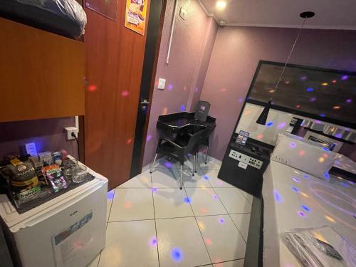a room with a video game system on the floor at Motel Messalina in Sao Paulo