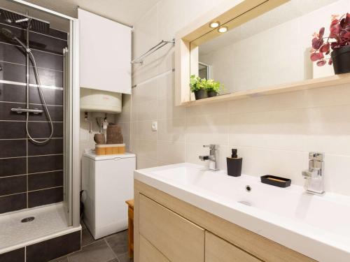 a bathroom with a sink and a shower at Appartement Saint-Lary-Soulan, 3 pièces, 10 personnes - FR-1-296-490 in Saint-Lary-Soulan