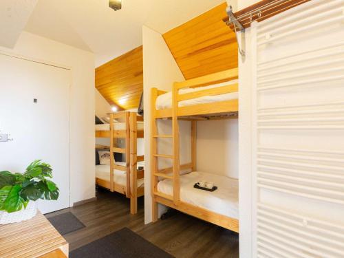 une chambre avec deux lits superposés et un placard dans l'établissement Bel appartement 8/10 pers. proche pistes à Saint-Lary-Soulan - FR-1-296-490, à Saint-Lary-Soulan