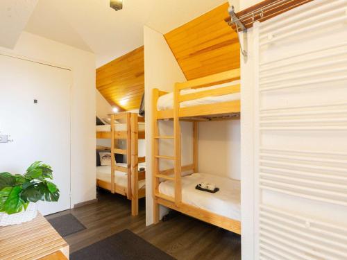a room with two bunk beds and a closet at Appartement Saint-Lary-Soulan, 3 pièces, 10 personnes - FR-1-296-490 in Saint-Lary-Soulan