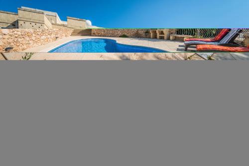 Piscina en o cerca de 3 Bedroom Farmhouse with Private Pool & Views