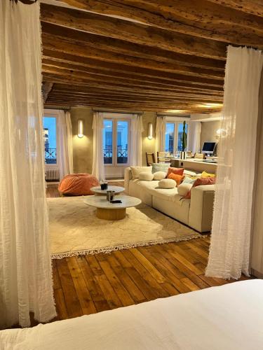 un salon avec un canapé et une table dans l'établissement Appartement luxe Louvre Paris, à Paris
