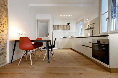 a kitchen with a dining room table and chairs at 25 Lazzaro Bonamigo in Bassano del Grappa