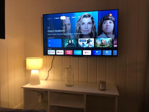 TV a/nebo společenská místnost v ubytování Trivelig liten leilighet, sentralt på Kvaløysletta