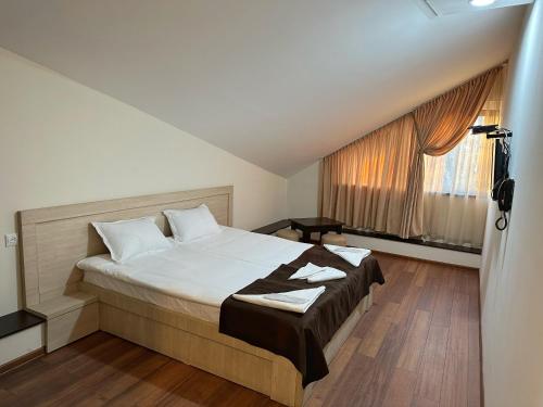 Llit o llits en una habitació de Hotel Imperial