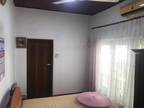 - une chambre avec un lit doté d'un oreiller rose dans l'établissement Villa Sethma Matara, à Matara
