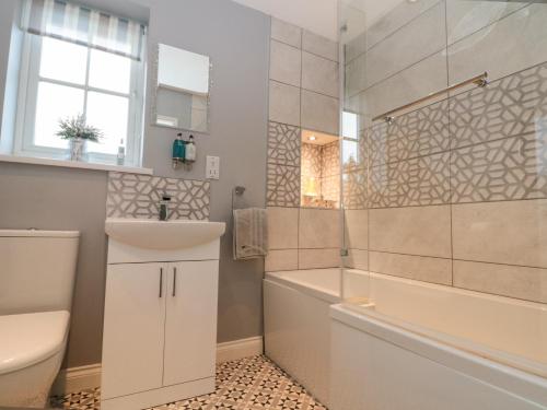 Koupelna v ubytování White Rose Cottage