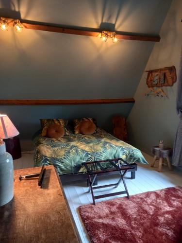 1 dormitorio con 1 cama y 1 mesa en Dilectus (Via Caput), en Lokeren