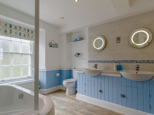 a bathroom with two sinks and a tub and a toilet at 6 bed in Cawsand 59006 in Kingsand