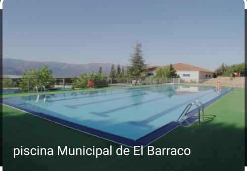 una gran piscina para una villa multimicrobial die el baracco en Chalet Pinara, en El Barraco