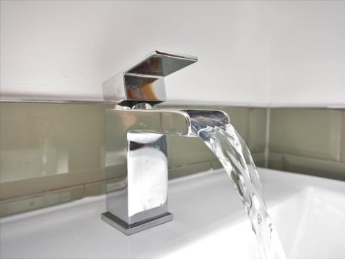 un grifo de agua en un lavabo en el baño en 1 Bed in Flash 58958 en Flash