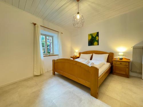 een slaapkamer met een bed met 2 nachtkastjes en een raam bij Ferienwohnungen Palma in Cortaccia