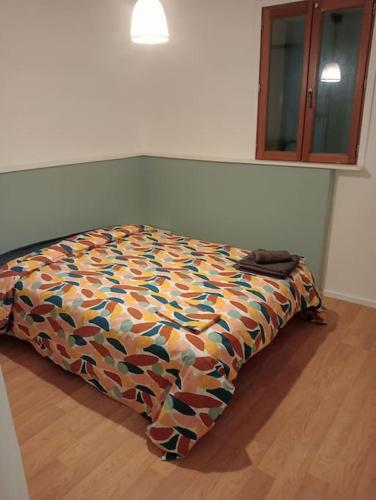 a bed in the corner of a room at au centre de la Moutonne in La Crau