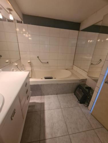 ห้องน้ำของ Las condes, Amplia habitación con baño privado