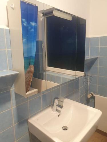 y baño con lavabo y espejo. en ST4 Apartment en Triberg