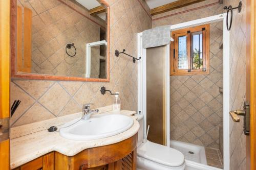 y baño con lavabo y aseo. en Villa Bonifacio, en Maro