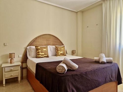 ein Schlafzimmer mit einem großen Bett mit Handtüchern darauf in der Unterkunft SR Carib Playa Marbella in Marbella