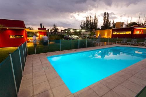 una piscina con luces azules en un patio en Estancia Yolanda C2 - by Inside en Luján de Cuyo