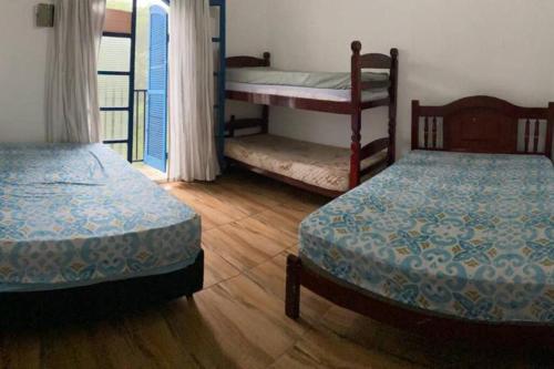 1 dormitorio con 2 camas y 1 litera en Lindo sitio inserido a natureza en Mogi das Cruzes