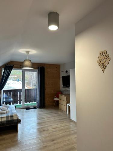 Televízia a/alebo spoločenská miestnosť v ubytovaní Villa pod Skrzycznem