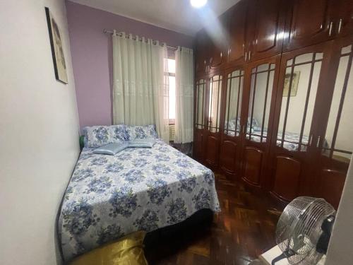 Schlafzimmer mit einem Bett und einem Ventilator in der Unterkunft Largo do Machado Estilo in Rio de Janeiro