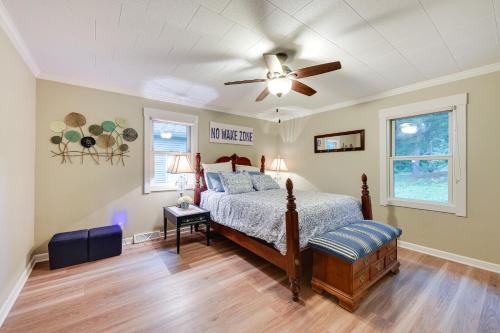 Schlafzimmer mit einem Bett und einem Deckenventilator in der Unterkunft Family-Friendly Twin Lakes Home Near Lake Mary! in Twin Lakes