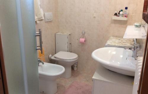bagno con servizi igienici e lavandino di affitto appartamento sul mare a Senigallia