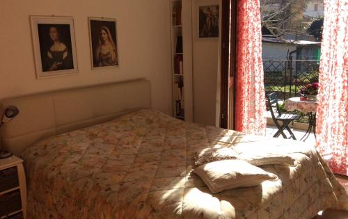 una camera da letto con un letto con cuscini sopra di affitto appartamento sul mare a Senigallia