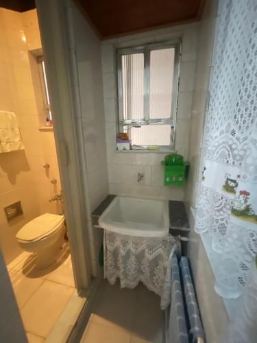 ein Bad mit einer Badewanne und einem WC in der Unterkunft Largo do Machado Estilo in Rio de Janeiro