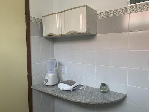 una cocina con una barra con una licuadora. en Casa do Sol Fortaleza, en Fortaleza