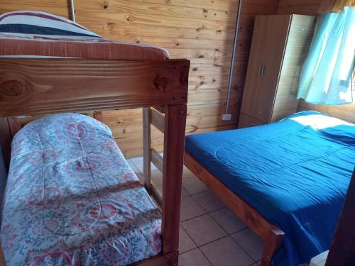 a bedroom with two bunk beds in a cabin at Dos Soles in El Bolsón