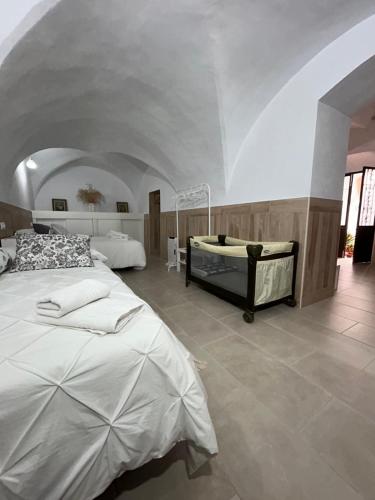 1 dormitorio con 2 camas y bañera. en Casa Abuelo Miguel, en Arcos de la Frontera